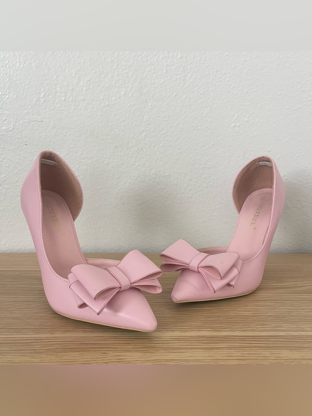 Elegant Pink Pointed-Toe Bow Heels